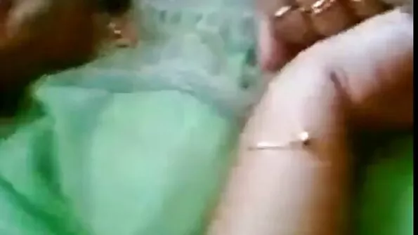 Directorul Rocco bate frumoasa lui porno cu virgine mici fata noua Tricia pe canapea