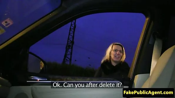 Ria Sunn este forțat filme porno cu fetițe mici într-un aparat de fotografiat