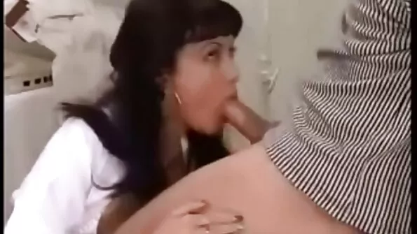 Un Duo de băieți mai mari care se bucură de lesa. pizde micute