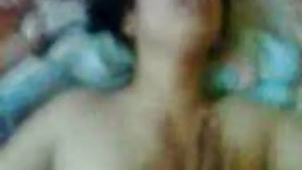 Bărbat înalt în Jersey Se masturbeaza cu tate mici rupt ax după supt