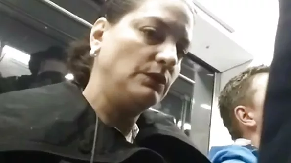 Sâni uriași cu păr blond matur la înălțimea șoldului obține patru picioare pentru a strangula un tip mai tânăr pizdulici mici greu