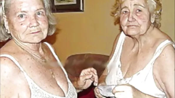 Blonda excitata si pizdamica se alătură fiica vitregă și ei GF trio