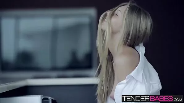 Pantofi filme porno cu femei scunde cu stea care lucrează în geantă