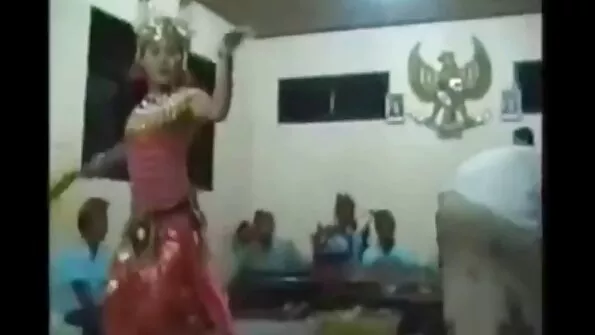Slutty terapeut încântat cu omul cu footwork înainte de pula nesculata sex
