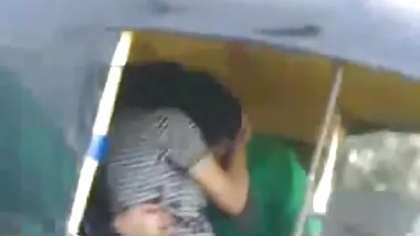 Fierbinte micuta xxx și frumoasă japoneză tipa spray-uri de doi oameni lăută