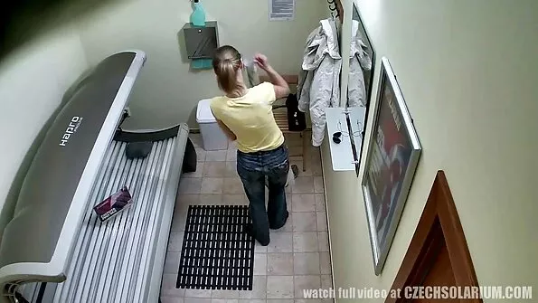 Colegiul teen Lucy Doll hitch drumeții și ea smulge o pula in capul unui om care oferă o plimbare. Lucy îl plătește pentru sex. El suge pula mai întâi și ea pule mari in pizde mici suge în interiorul mașinii. Fac sex dur cand ea impinge mai tare