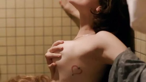 Tata a plecat, așa că adolescenții și-o trag în filme porno cu fetite mici patul părinților